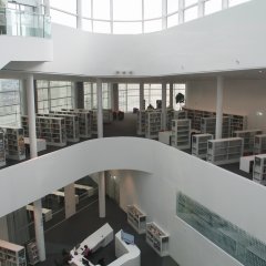 Innenbereich des Forum Confluentes - Etage der StadtBibliothek mit Regalen.