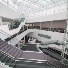 Innenraum Forum Confluentes - Etagen der StadtBibliothek mit Treppe und Aufzug