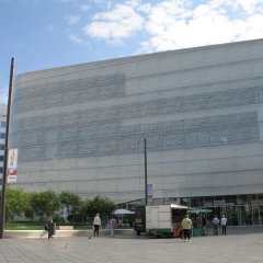 Blick vom Zentralplatz auf das Forum Confluentes mit Verkaufsstand davor