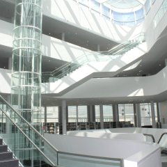 Innenraum des Forum Confluentes - Etagen der StadtBibliothek mit Treppen und Aufzug