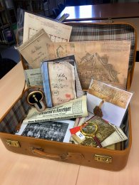 Archivkoffer. Inhalte des Archivkoffers, der für archivpädagogische Zwecke zusammengestellt wurde.