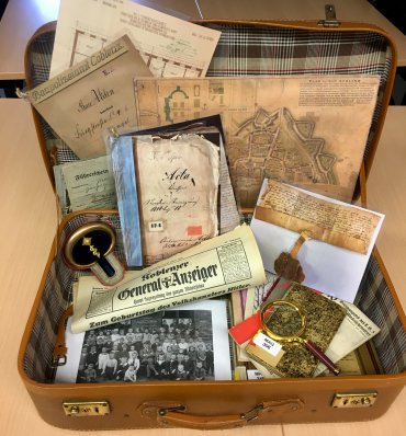 Inhalte des Archivkoffers, der für archivpädagogische Zwecke zusammengestellt wurde.