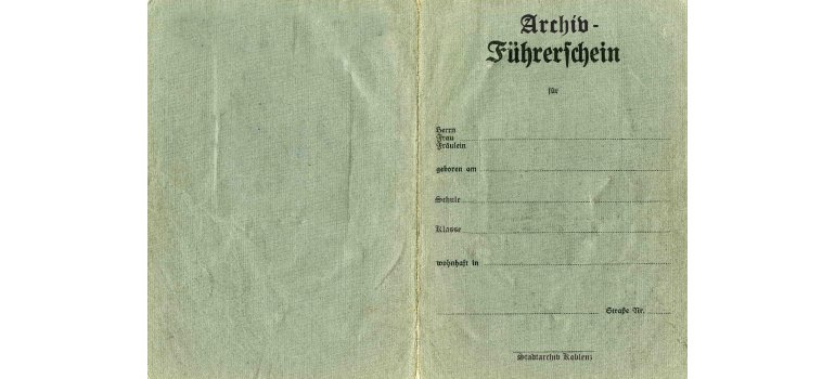 Stadtarchivführerschein. Blick auf die Außenseite des Stadtarchivführerscheins.