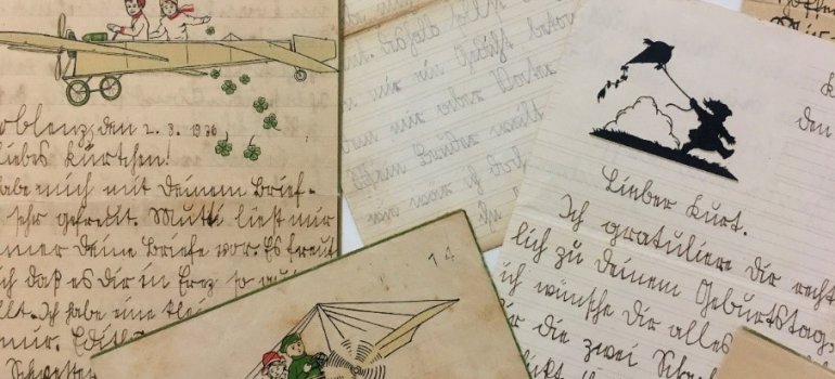 Blick auf verschiedene Briefe von Hannelore Hermann, die in Sütterlin geschrieben wurden.