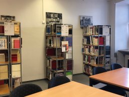 Bibliothek. Bücherregale in der Präsenzbibliothek im Stadtarchiv Koblenz.
