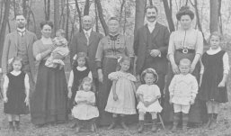Familienforschung. Historisches Foto einer unbekannten Familie.