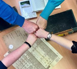 Aktuelles Foto von der Alten Burg, von der Moselseite aus aufgenommen, in der das Stadtarchiv Koblenz untergebracht ist.