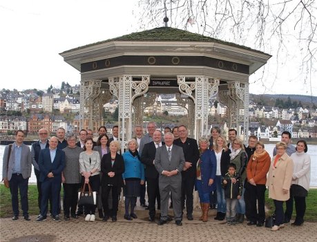Grosses-Gruppenfoto-direkt-in-den-Rheinanlagenmit-den-von-420201.jpg