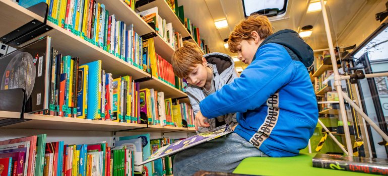 Die Kinder erobern den neuen Schüler-Bücherbus Die Kinder erobern den neuen Schüler-Bücherbus