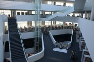 Man sieht die Zentralbibliothek von innen. Der Blick schweift durch den Luftraum in die einzelnen Etagen.