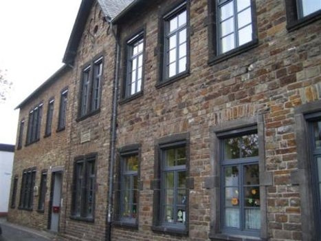 Außen-/Fassadenansicht der Stadtteilbücherei Horchheim in der Grundschule