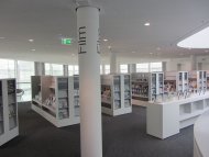 Man sieht einige Regale in der Musikbibliothek, die mit DVDs und BluRay bestückt sind.