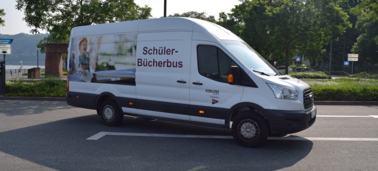 Neuer Schüler-Bücherbus