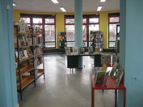 Man sieht die mit Medien bestückten Regale in der Belletristikabteilung der Stadtteilbücherei Paffendorfer Höhe.