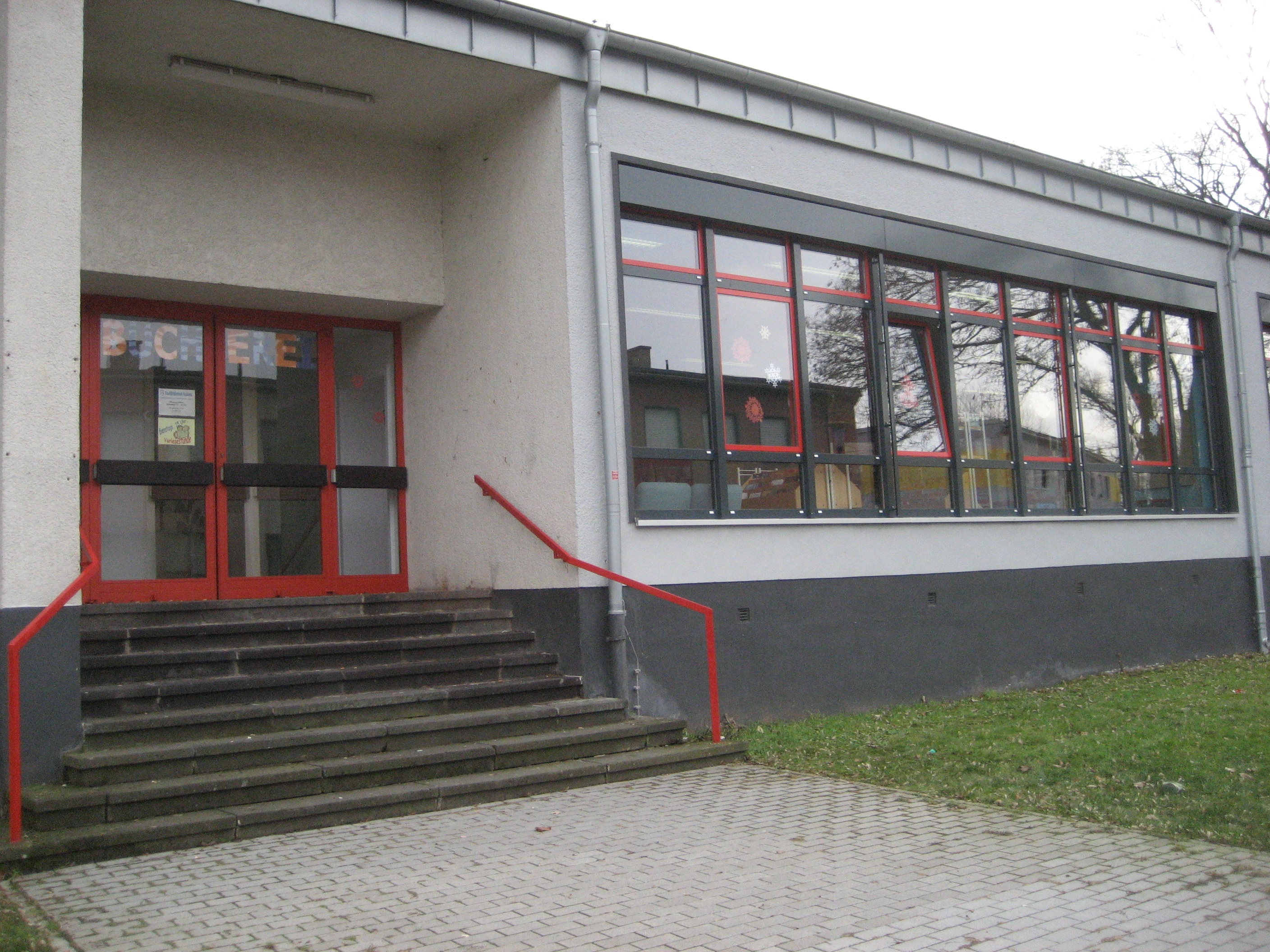 Man sieht den Treppenaufgang zum Eingang in die Stadtteilbücherei Paffendorfer Höhe.