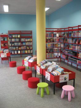 Man sieht die mit Medien bestückten Regale in der Kinder- und Jugendabteilung der Stadtteilbücherei Paffendorfer Höhe. 