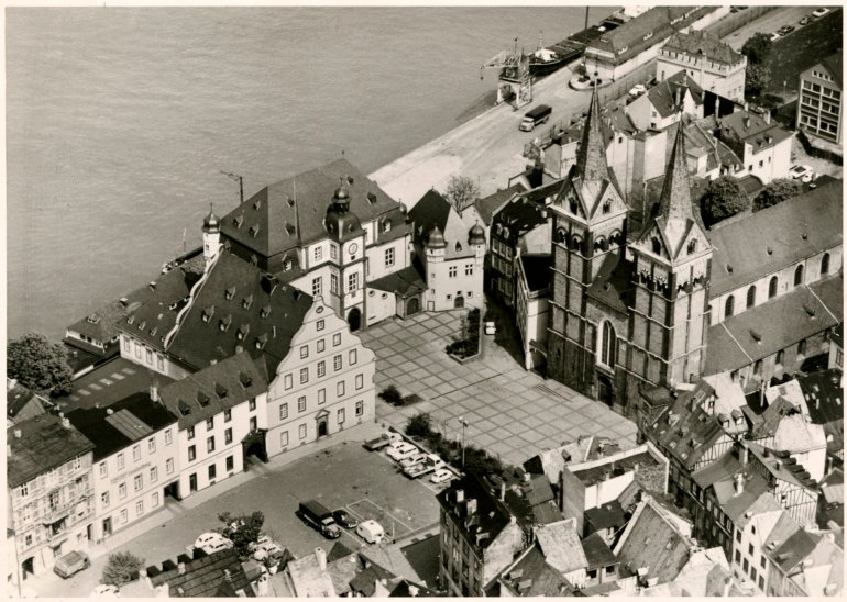 Blick auf den Florinsmarkt mit Bürresheimer Hof, Altem Kaufhaus, Schöffenhaus und Florinskirche,
1970 Blick auf den Florinsmarkt mit Bürresheimer Hof, Altem Kaufhaus, Schöffenhaus und Florinskirche, 1970