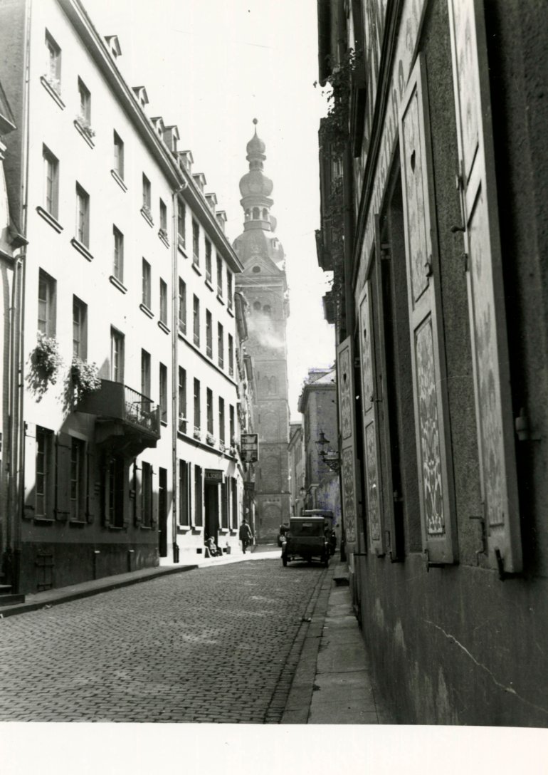 Blick durch die Gemüsegasse auf die Liebfrauenkirche, 1939 Blick durch die Gemüsegasse auf die Liebfrauenkirche, 1939