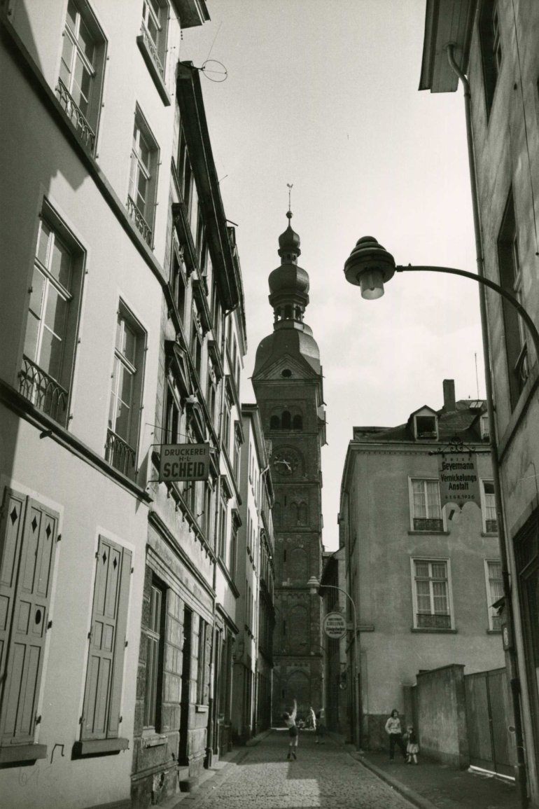 Blick durch die Gemüsegasse auf die Liebfrauenkirche, 1961 Blick durch die Gemüsegasse auf die Liebfrauenkirche, 1961