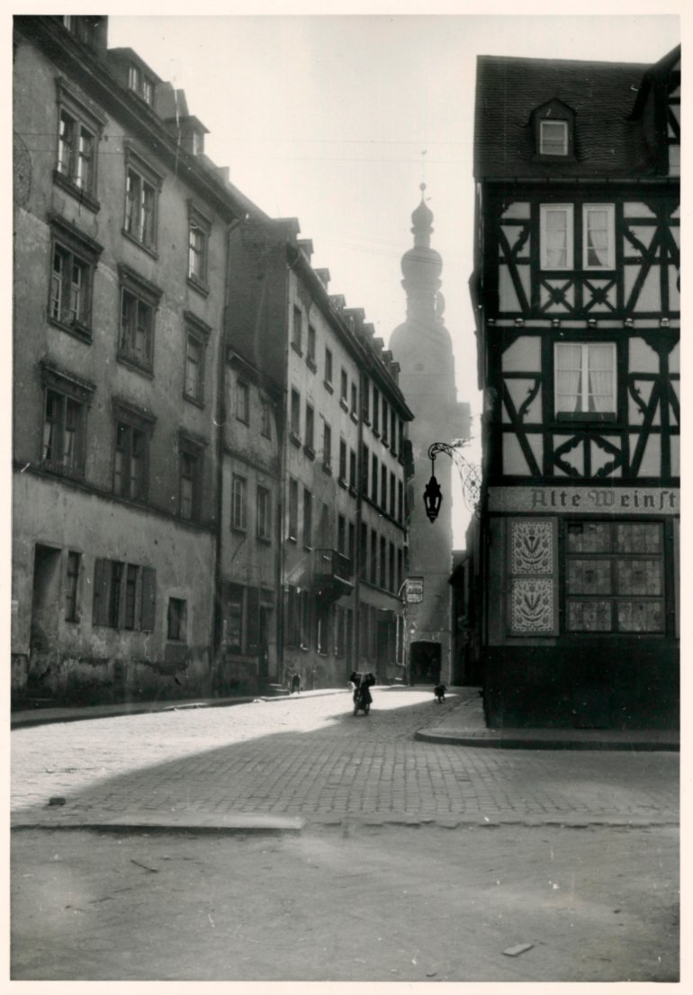 Blick durch die Gemüsegasse auf die Liebfrauenkirche, rechts Weinhaus Hubertus, um 1954 Blick durch die Gemüsegasse auf die Liebfrauenkirche, rechts Weinhaus Hubertus, um 1954