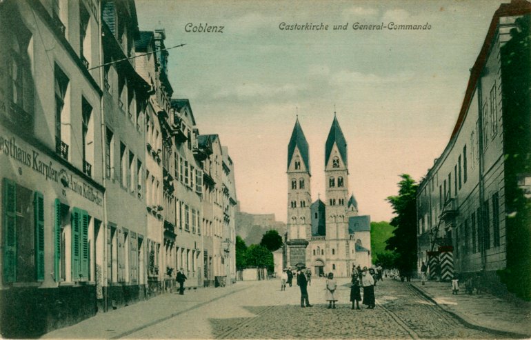 Blick aus der Kastorstraße auf Kastorbrunnen und Kastorkirche, links Gasthaus Zum Karpfen,
rechts Generalkommando des VIII. Armeekorps im von der Leyenschen Hof, 1905 Blick aus der Kastorstraße auf Kastorbrunnen und Kastorkirche, links Gasthaus Zum Karpfen, rechts Generalkommando des VIII. Armeekorps im von der Leyenschen Hof, 1905