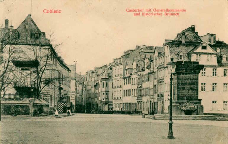 Blick vom Kastorhof in die Kastorstraße, links Generalkommando des VIII. Armeekorps im von der Leyenschen Hof, rechts Kastorbrunnen, um 1912 Blick vom Kastorhof in die Kastorstraße, links Generalkommando des VIII. Armeekorps im von der Leyenschen Hof, rechts Kastorbrunnen, um 1912