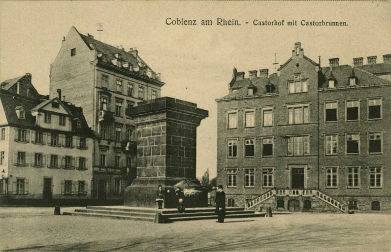 Blick von Südosten über den Kastorhof auf den Kastorbrunnen, rechts Kastorschule, erbaut nach
Plänen des Stadtbaumeisters Hermann Nebel, eröffnet am 16. April 1885, um 1910 Blick von Südosten über den Kastorhof auf den Kastorbrunnen, rechts Kastorschule, erbaut nach Plänen des Stadtbaumeisters Hermann Nebel, eröffnet am 16. April 1885, um 1910