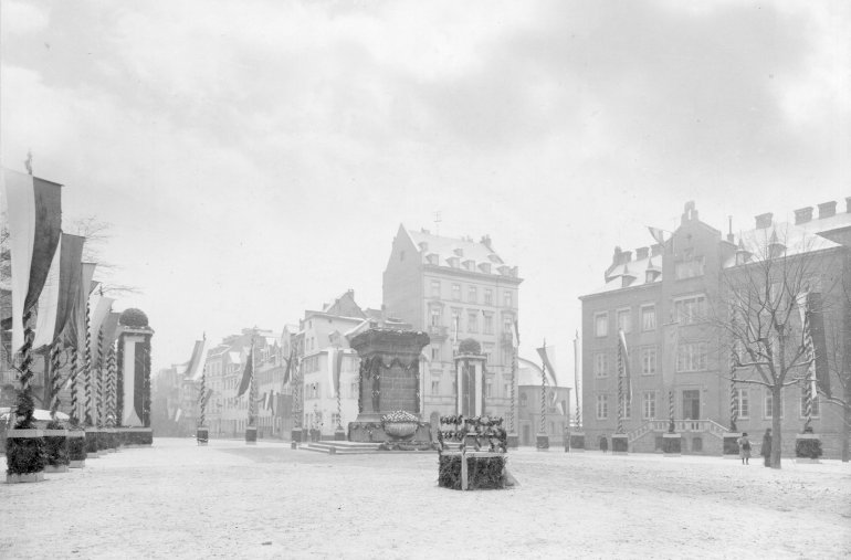 Blick über den Kastorhof in Richtung Kastorstraße, im Vordergrund Kastorbrunnen, rechts Kastorschule, 1. Januar 1914 Blick über den Kastorhof in Richtung Kastorstraße, im Vordergrund Kastorbrunnen, rechts Kastorschule, 1. Januar 1914