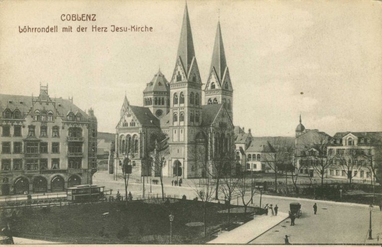 Herz-Jesu-Kirche, Ansicht von Nordosten, im Vordergrund Löhrrondell, um 1905 Herz-Jesu-Kirche, Ansicht von Nordosten, im Vordergrund Löhrrondell, um 1905