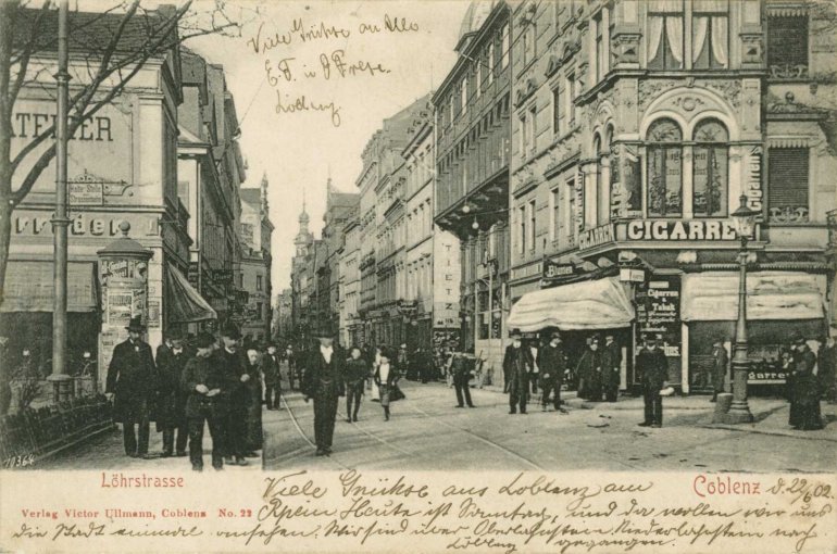 Blick vom Löhrrondell in die Löhrstraße Richtung Vier Türme, im Hintergrund Turm des
Barbaraklosters, Bildmitte rechts Werbung Kaufhaus Tietz (Kaufhof), um 1902 Blick vom Löhrrondell in die Löhrstraße Richtung Vier Türme, im Hintergrund Turm des Barbaraklosters, Bildmitte rechts Werbung Kaufhaus Tietz (Kaufhof), um 1902