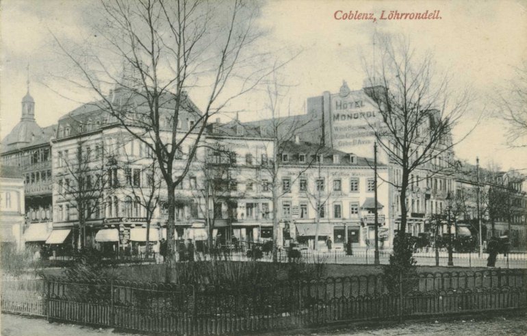 Blick von der Herz-Jesu-Kirche über das Löhrrondell zur Einmündung Schloßstraße mit Hotel Monopol (rechts), links Einmündung Löhrstraße, um 1906 Blick von der Herz-Jesu-Kirche über das Löhrrondell zur Einmündung Schloßstraße mit Hotel Monopol (rechts), links Einmündung Löhrstraße, um 1906