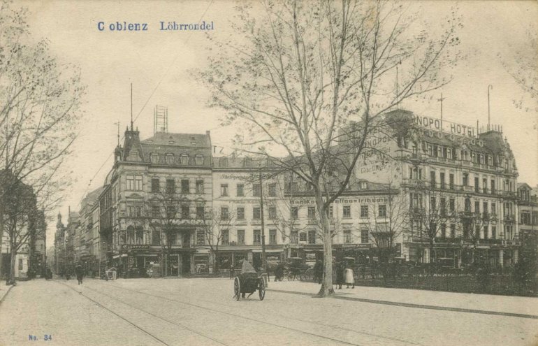 Blick von der Herz-Jesu-Kirche über das Löhrrondell zur Einmündung Schloßstraße mit Hotel Monopol (rechts), links Einmündung Löhrstraße, um 1907 Blick von der Herz-Jesu-Kirche über das Löhrrondell zur Einmündung Schloßstraße mit Hotel Monopol (rechts), links Einmündung Löhrstraße, um 1907