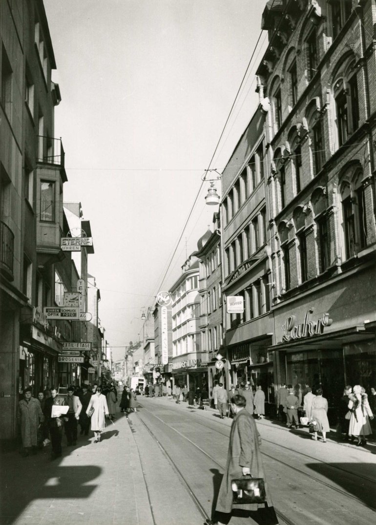 Blick durch die Löhrstraße in Richtung Vier Türme, rechts Schuhhaus Lahr, 1956 Blick durch die Löhrstraße in Richtung Vier Türme, rechts Schuhhaus Lahr, 1956