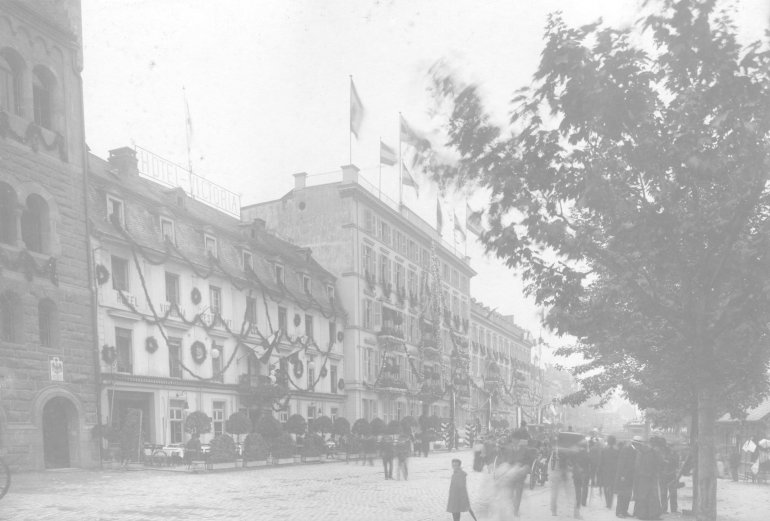 Rheinfront (Rheinzollstraße) mit Hotel Viktoria, Hotel Bellevue und Hotel Coblenzer Hof im Festschmuck anlässlich des Besuchs Kaiser Wilhelms II. und seiner Gattin Auguste Viktoria, 10. September 1905