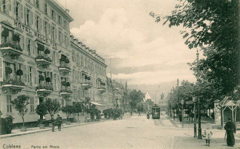 Rheinzollstraße, Blick rheinabwärts, im Hintergrund Deutsches Eck, links Hotel Bellevue, um 1910