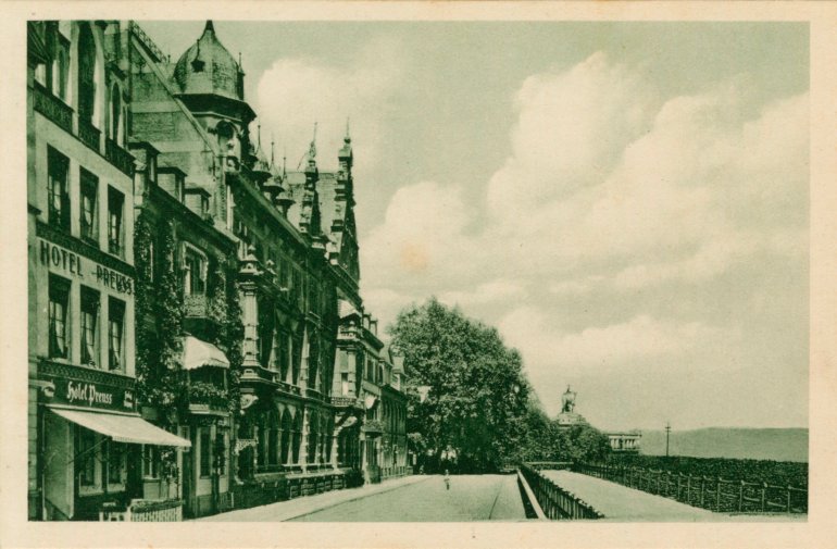Rheinzollstraße, Blick rheinabwärts, im Hintergrund Deutsches Eck, rechts Wandelbahn, links Hotel Preuß, um 1910