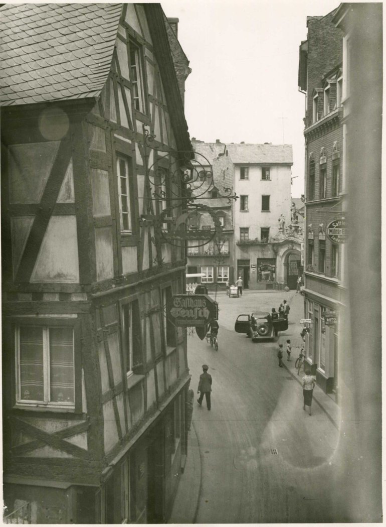 Weißer Gasse, Blickrichtung Westen, im Hintergrund rechts Zugang zum Dominikanerkloster (Portal mit Figurengruppe „Maria Viktoria“), 1937 Weißer Gasse, Blickrichtung Westen, im Hintergrund rechts Zugang zum Dominikanerkloster (Portal mit Figurengruppe „Maria Viktoria“), 1937