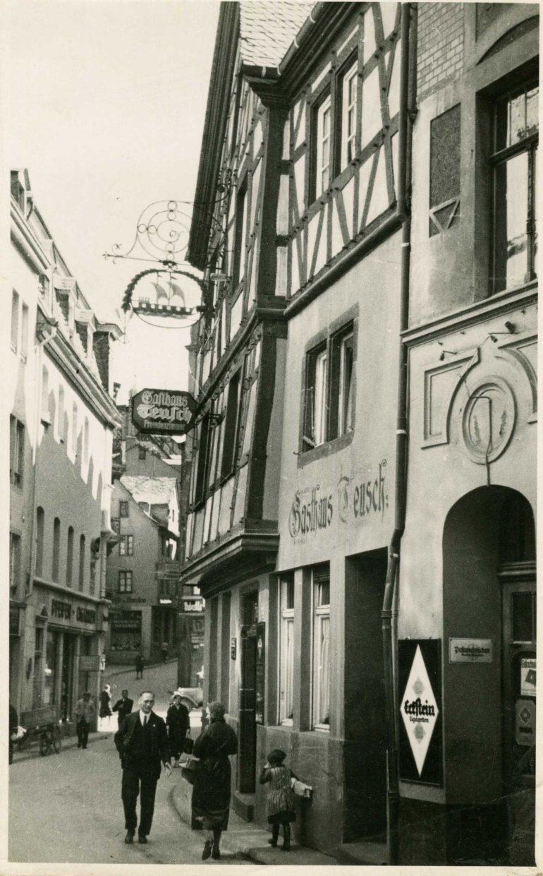 Blick durch die Weißer Gasse in Richtung Altenhof, rechts Gasthaus Teusch, 1937 Blick durch die Weißer Gasse in Richtung Altenhof, rechts Gasthaus Teusch, 1937