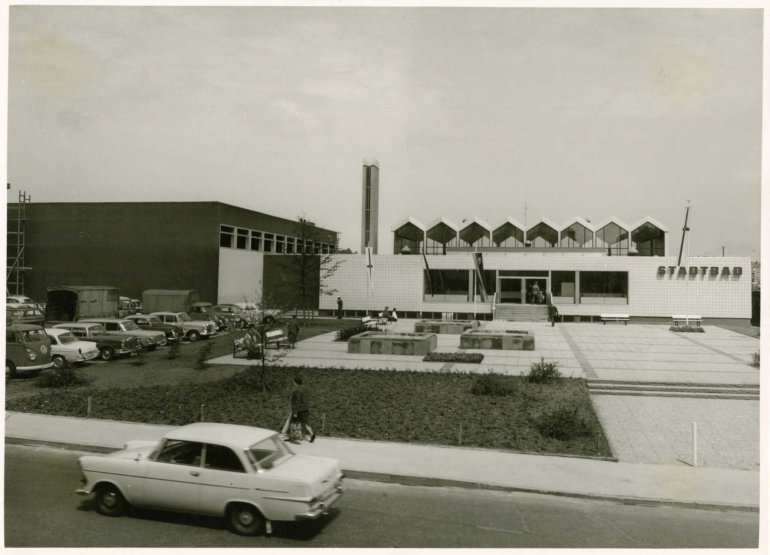 Hallenbad (Stadtbad) in der Weißer Gasse am Tag der Eröffnung, 12. Juli 1966 Hallenbad (Stadtbad) in der Weißer Gasse am Tag der Eröffnung, 12. Juli 1966