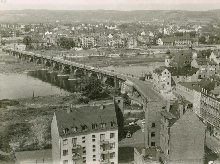 Blick über die Weißer Gasse und die Balduinbrücke zum Lützeler Moselufer, rechts Alte Burg, 1959 Blick über die Weißer Gasse und die Balduinbrücke zum Lützeler Moselufer, rechts Alte Burg, 1959