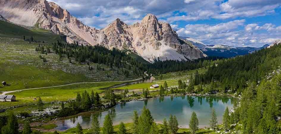 Fanesgruppe in Südtirol mit Blick auf See