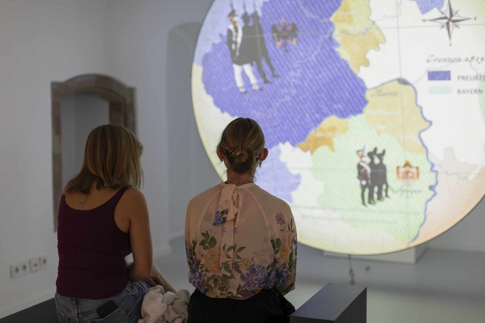 Zwei Besucherinnen des Kandesmuseums vor einer Projektion