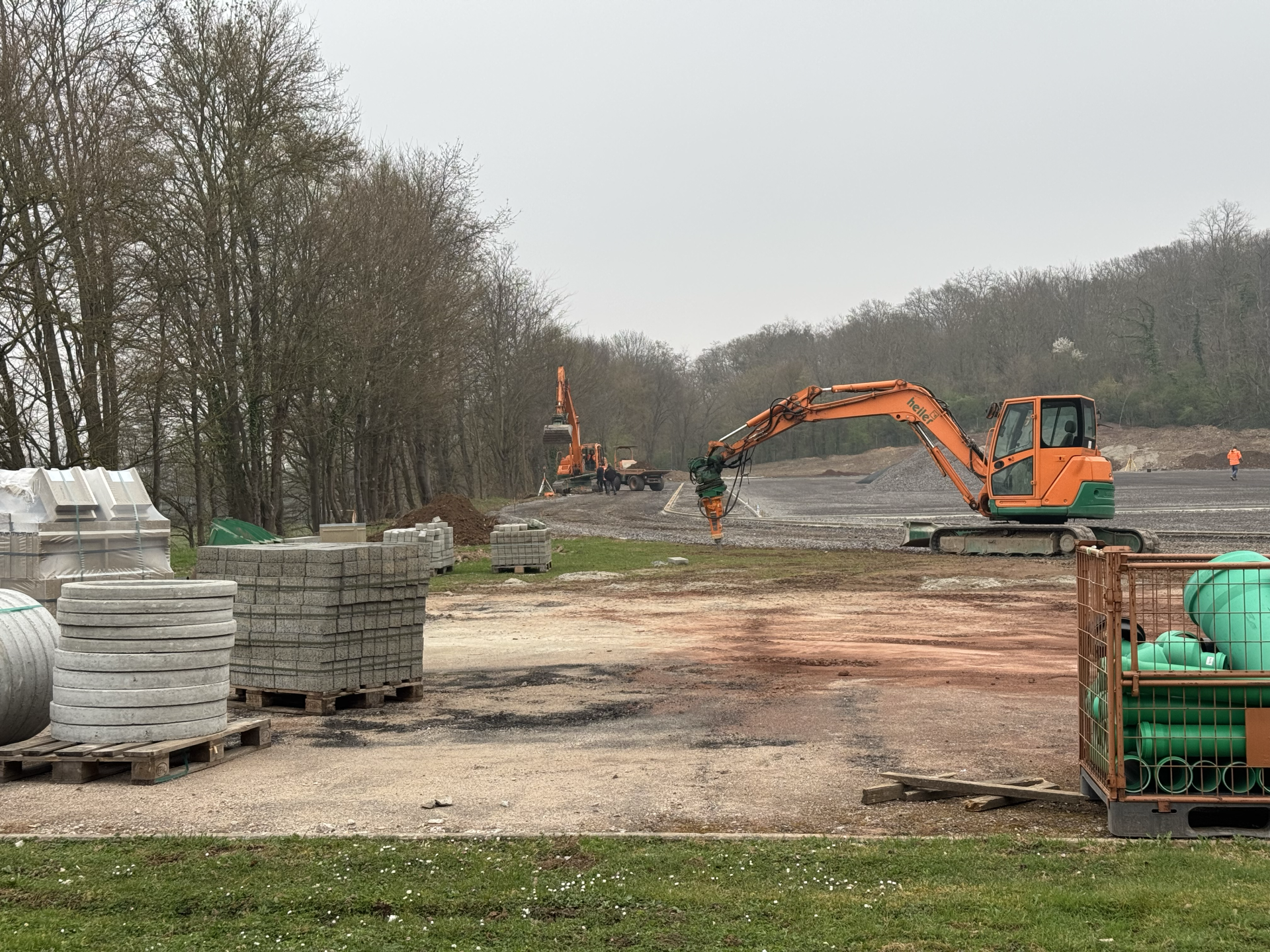 Die Bauarbeiten des ersten Bauabschnittes zum Neubau der Außenanlagen der Schmitzers Wiese verlaufen nach Zeitplan. 