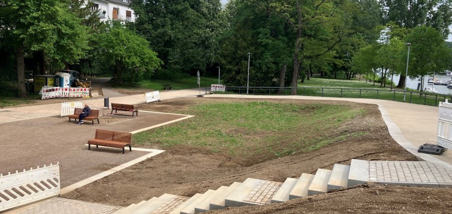Im Anschluss an den Neubau der Mozartbrücke hat der Eigenbetrieb Grünflächen- und Bestattungswesen die Rheinanlagen in diesem Bereich ausgebaut. Entstanden ist unter anderem ein großzügiger Platz mit sechs Bänken. Im Anschluss an den Neubau der Mozartbrücke hat der Eigenbetrieb Grünflächen- und Bestattungswesen die Rheinanlagen in diesem Bereich ausgebaut. Entstanden ist unter anderem ein großzügiger Platz mit sechs Bänken.