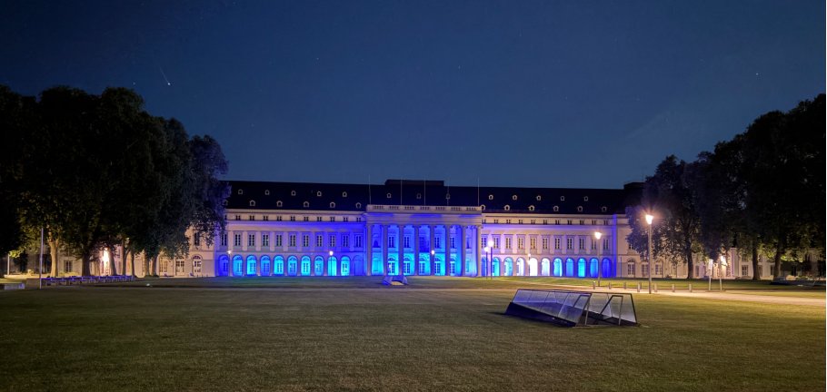 Ein Schloss in blauer Beleuchtung.