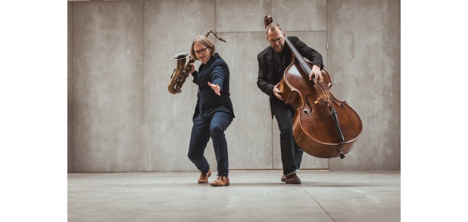 2 Musiker mit ihren Instrumenten.