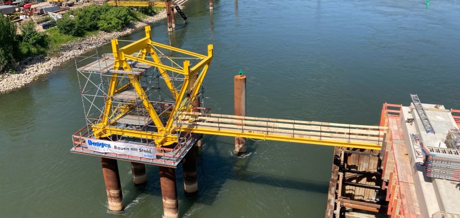 Die gelben Hilfskonstruktionen werden in den kommenden Wochen auch an Samstagen verschweißt. Eine Hilfskonstruktion befindet sich schon auf der Hilfsplattform auf dem Rhein. Die gelben Hilfskonstruktionen werden in den kommenden Wochen auch an Samstagen verschweißt. Eine Hilfskonstruktion befindet sich schon auf der Hilfsplattform auf dem Rhein.