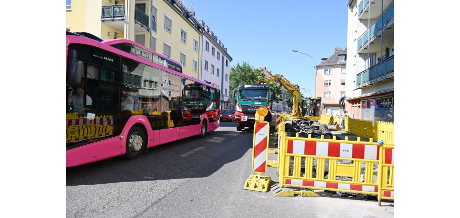 Eine Baustelle engt die Verkehrsflächen ein.