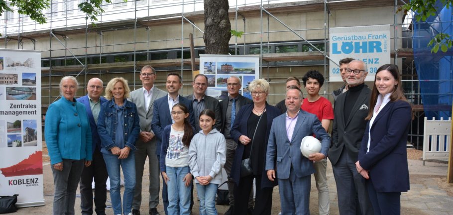 Gruppenbild vor Baustelle.