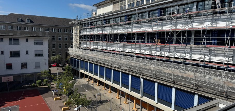 Die Fassadensanierung des ersten Bauabschnittes auf dem Schulhof schreitet weiter voran. Die Fassadensanierung des ersten Bauabschnittes auf dem Schulhof schreitet weiter voran.